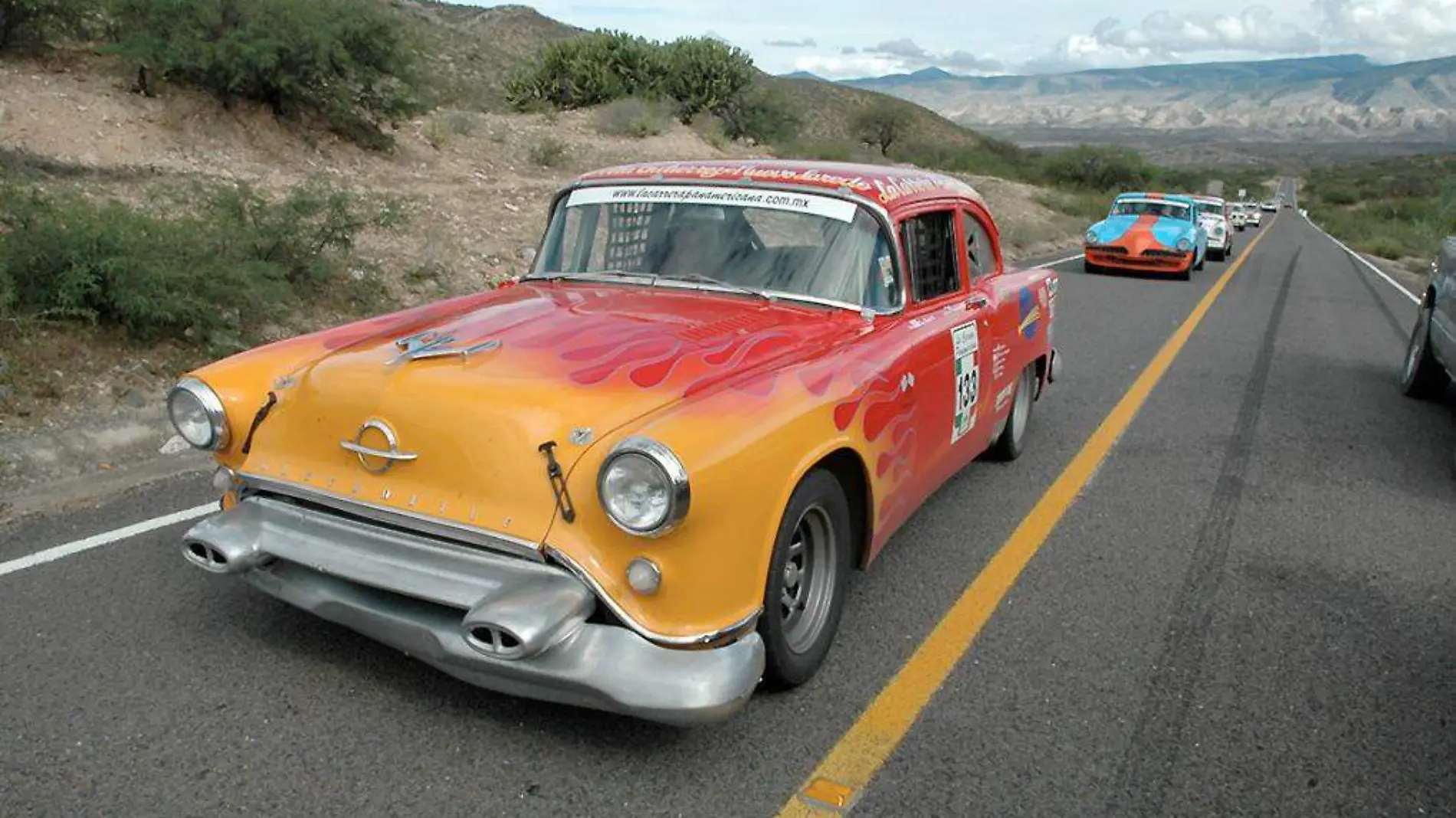 Autos competidores carrera panamericana